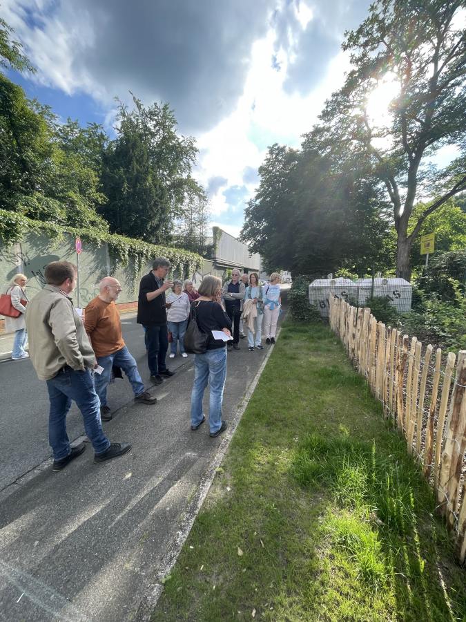 Klimafolgenspaziergang zeigt Beispiele für Maßnahmen an Haus und Hof